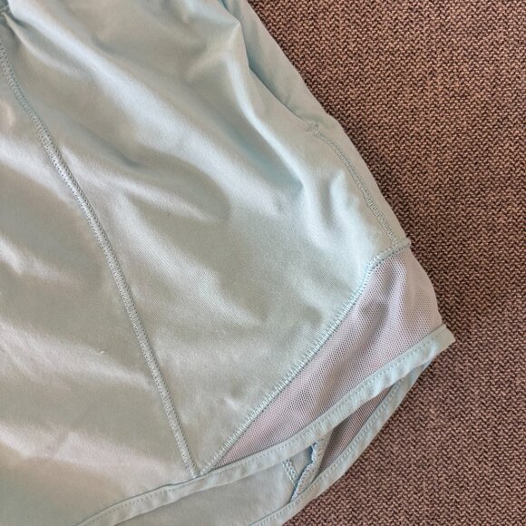 Lululemon Hotty Hot Low-Rise Lined Short 4" - Size 6 - Picture 2 of 9